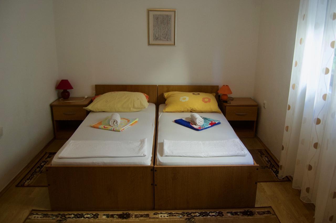 Apartments Petricevic ฮวาร์ ภายนอก รูปภาพ